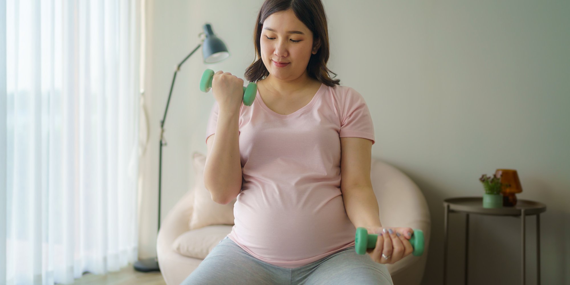 How to Safely Lift Weights While You Are Pregnant